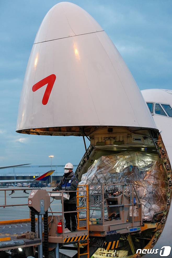 인천국제공항 아시아나항공 화물터미널에서 14일 관계자가 화물을 옮기고 있다.  2021.12.19/뉴스1 © News1 안은나 기자