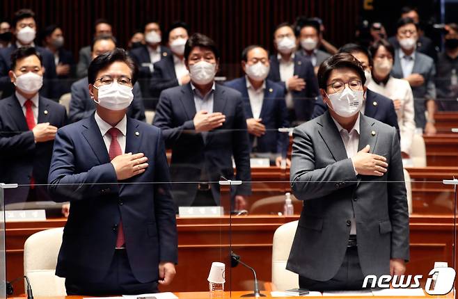 권성동 국민의힘 대표 직무대행 겸 원내대표와 송언석 원내수석부대표를 비롯한 의원들이 11일 서울 여의도 국회에서 열린 의원총회에 참석해 국민의례를 하고 있다. (공동취재) 2022.7.11/뉴스1 © News1 허경 기자