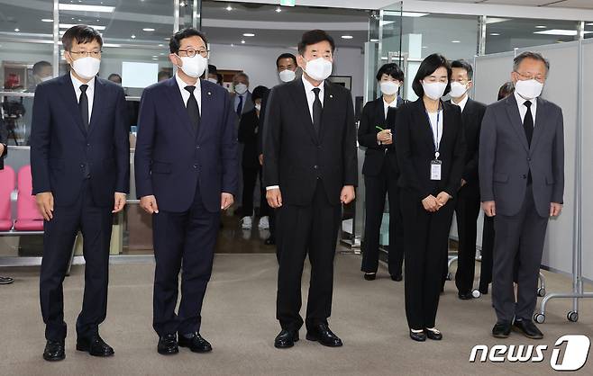 김진표 국회의장이 11일 오후 서울시 종로구 주한일본대사관 공보문화원 아베 신조 전 일본 총리 분향소에서 김한정 의원, 박경미 의장 비서실장 등과 함께 조문하고 있다. 2022.7.11/뉴스1 © News1 국회사진취재단