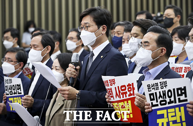 장철민 의원(가운데)이 윤석열 정부를 규탄하는 내용의 성명서를 낭독하고 있다.