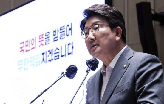 권성동 국민의힘 원내대표가 11일 서울 여의도 국회에서 열린 의원총회에서 발언하고 있다. 2022.7.11 [국회사진기자단] [이미지출처=연합뉴스]