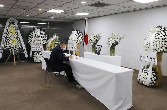 박진 외교부 장관이 11일 오전 서울 종로구 주한일본대사관 공보문화원에 마련된 아베 신조 전 일본 총리 분향소를 찾아 조문록을 작성하고 있다. /연합뉴스
