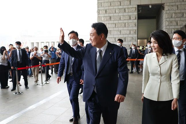 윤석열 대통령과 김건희 여사가 지난달 17일 서울 용산구 전쟁기념관에서 열린 국가유공자 및 보훈가족 초청 오찬을 마친 뒤 시민들을 향해 인사하고 있다. ⓒ대통령실