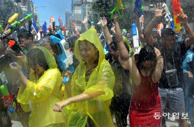 2018년 7월 서울 서대문구 연세로에서 열린 ‘신촌물총축제’에 참가한 시민들이 축제를 즐기고 있다. 동아일보DB