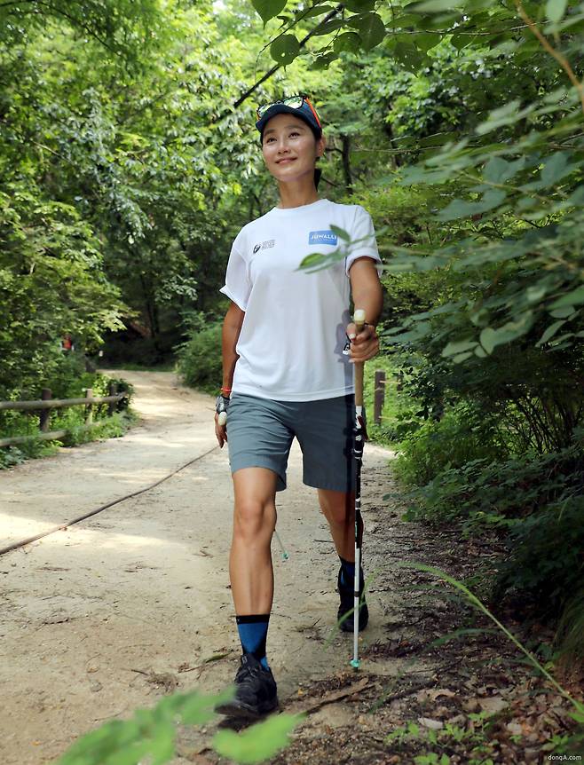 노르딕워킹 전도사 주연서 INWA 코리아 사무국장은 “스틱(폴)을 사용하며 걸으면 몸 전체 근육의 90% 이상을 사용해 에너지 
소비가 극대화 된다”고 강조한다. 요즘 노르딕워킹이 다이어트 운동으로 뜨고 있는 이유다. 이훈구 기자 ufo@donga.com