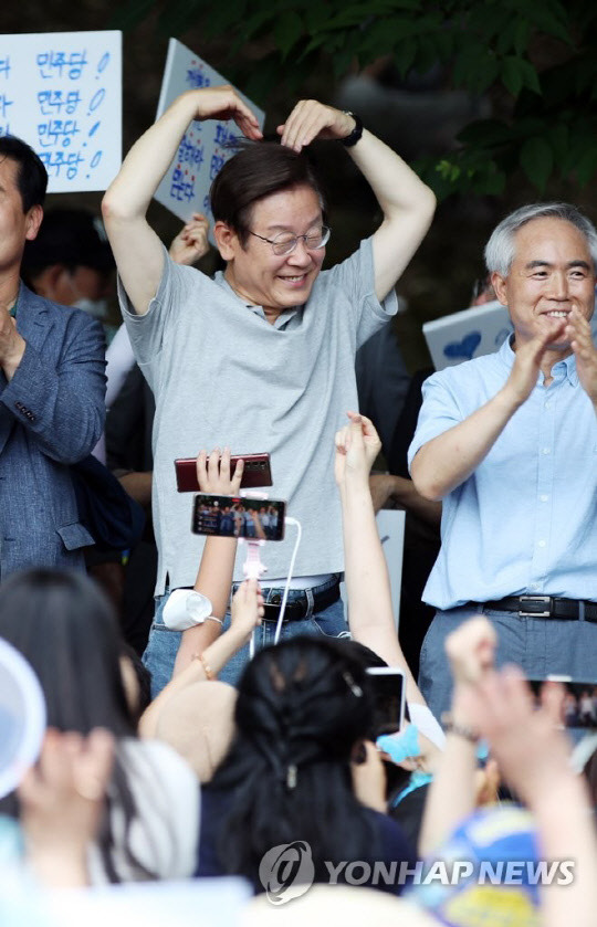 이재명 더불어민주당 의원이 지난 10일 광주 서구 5·18 기념공원에서 열린 '이재명과 위로 걸음' 행사에서 지지자들에게 하트 모양을 그리며 인사하고 있다.<연합뉴스>