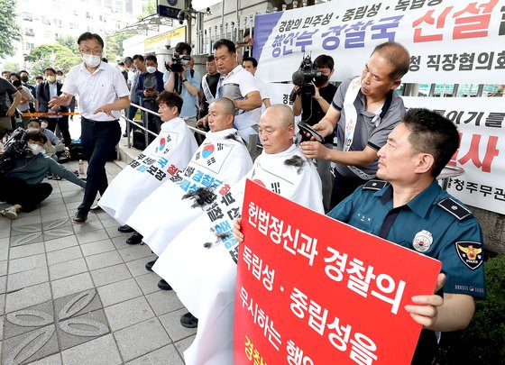 전국경찰직장협의회(직협) 민관기 충북 청주흥덕경찰서 직협회장 등 각 4개 경찰서 직협회장들이 4일 서울 서대문구 경찰청 앞에서 행정안전부 경찰국 신설 정책 철회를 요구하는 호소문을 발표한 뒤 삭발하고 있다. 뉴시스