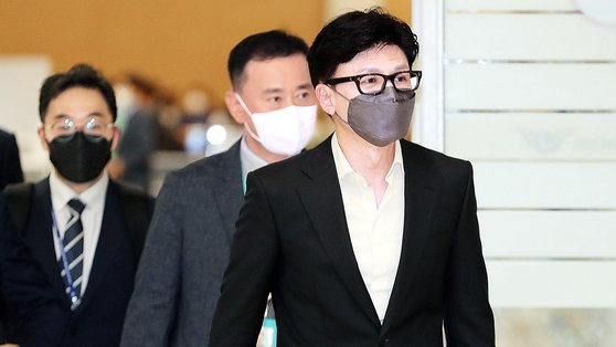 미국 출장을 마친 한동훈 법무부 장관이 7일 오후 인천국제공항을 통해 귀국하고 있다. 뉴스1