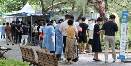 11일 오후 대구 달서구보건소 뒤편 월성공원에 마련된 선별진료소에서 시민들이 줄지어 코로나19 검사를 기다리고 있다. 뉴스1