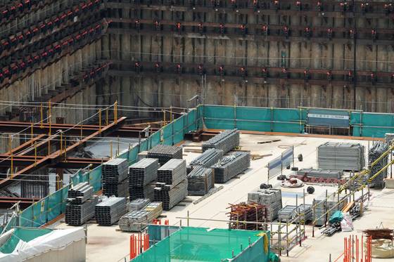 (서울=뉴스1) 조태형 기자 = 수도권 철근·콘크리트 업계가 11일부터 공사 현장 60곳에 대한 파업에 돌입해 화물, 레미콘 파업에 이어 공사가 중단될 위기에 처했다. 철근 콘크리트연합회에 따르면 공사비 협상에 비협조적인 총 32개 시공사의 60개의 현장에 대한 파업에 들어갈 예정이다.  사진은 파업 대상으로 포함된 서울 시내 아파트 공사 현장. 2022.7.10/뉴스1