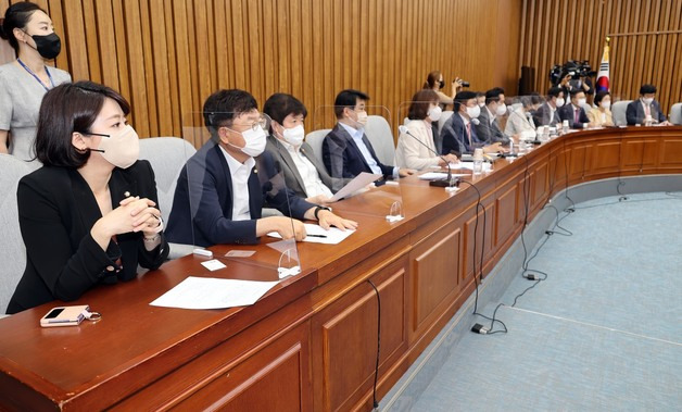 국민의힘 배현진, 서범수 의원 등이 11일 오전 서울 여의도 국회에서 열린 초선의원모임에 참석해 있다./사진=뉴스1