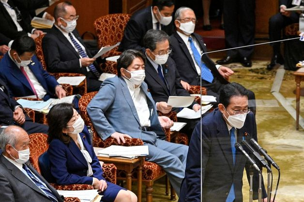 (도쿄 AFP=뉴스1) 우동명 기자 = 하야시 요시마사 일본 외무상이 31일 도쿄 참의원의 예산위원회에 참석을 하고 있다. 하야시 외무상은 1일 (현지시간) 코로나19에 감염된 것으로 판명됐다.   (C) AFP=뉴스1