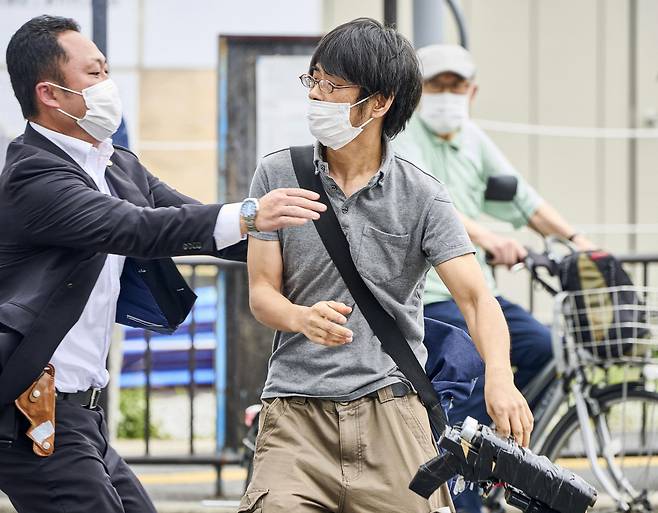 선거 유세 중인 아베 신조(67) 전 일본 총리에게 총을 쏴 살해한 야마가미 데쓰야(41) [AP]