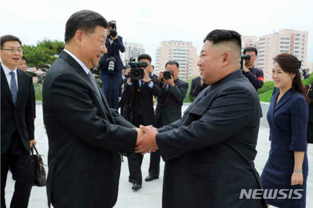 [서울=뉴시스] 지난 2019년 6월21일 북한 김정은 국무위원장이 평양 우의탑을 찾은 시진핑 중국 국가주석을 맞이하고 있다. (사진=노동신문 홈페이지 갈무리) 2019.06.22. photo@newsis.com