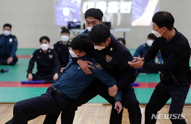 [서울=뉴시스] 백동현 기자 = 서울경찰청이 신임 경찰 현장 대응력 강화 특별 교육을 실시한 지난해 12월1일 오후 서울 종로구 서울경찰청 상무관에서 신임 경찰관들이 물리력 대응 훈련을 진행하고 있다. 2021.12.01. livertrent@newsis.com