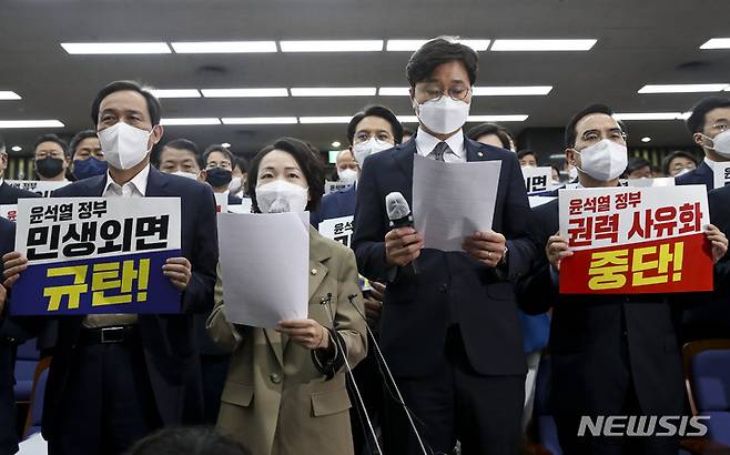 [서울=뉴시스] 김선웅 기자 = 11일 서울 여의도 국회에서 열린 더불어민주당 의원총회에서 홍정민 의원(왼쪽 두 번째)이 윤석열 정부를 규탄하는 내용의 성명서를 낭독하고 있다. 사진 왼쪽부터 우상호 비상대책위원장, 홍 의원, 장철민 의원, 박홍근 원내대표. (공동취재사진) 2022.07.11. photo@newsis.com