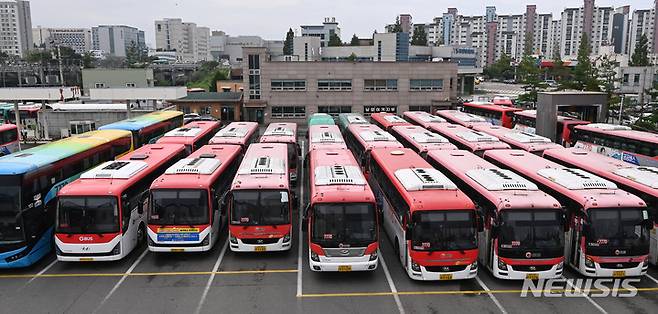 [수원=뉴시스] 김종택기자 = 근로조건 개선 및 임금 인상 등의 협상 결렬에 따라 경진여객 노조가 전면 파업에 돌입한 11일 오전 경기도 수원시 권선구 차고지에 운행을 멈춘 버스들이 주차돼 있다. 노조는 지난 6일부터 입석 승객의 승차를 거부하는 준법 투쟁을 벌인 데 이어 쟁의대책 위원회 의결을 통해 전면 파업을 결정했다. 2022.07.11. jtk@newsis.com