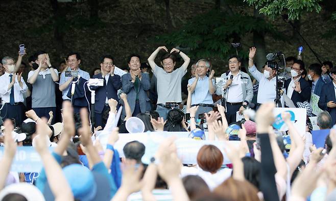 10일  광주 서구 5·18 기념공원에서 열린 '이재명과 위로 걸음' 행사에서 더불어민주당 이재명 의원이 지지자들에게 인사하고 있다. 연합뉴스