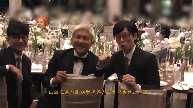 다비치 이해리 결혼식에 참석한 유재석과 조세호가 인사를 건네는 중이다. 유튜브 ‘강밍경’ 화면 캡처