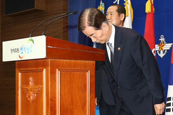 2014년 8월 4일 한민구 당시 국방부 장관이 서울 용산구 국방부에서 ‘윤 일병 폭행 사망 사건’과 관련해 대국민사과를 하고 있다. / 연합뉴스