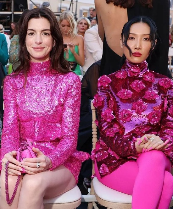 Group MAMAMOO Hwasa has been shouldered by Hollywood actor Anne Hathaway.Fashion magazine Harpers Bazaar Japan released Hwasa and Anne Hathaway two shots on the official Instagram on the 10th.The photos show Hwasa and Anne Hathaway attending a luxury brand Haute Couture fashion show.The pair sat side by side in colorful pink costumes, staring at the camera: Hwasa is a fashion full of colorful pink flowers, and Anne Hathaway has drawn attention in spangled fashion.In particular, Hwasa has maintained a dignified attitude in the photo wall and attracted attention by emitting a unique chic charm.Meanwhile, Hwasa is currently appearing on MBC entertainment program I Live Alone; Anne Hathaway appeared on Apple TV+ Were Blowing Up.Photo: Harpers Bazaar Japans official Instagram