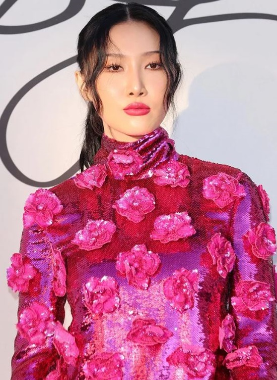 Group MAMAMOO Hwasa has been shouldered by Hollywood actor Anne Hathaway.Fashion magazine Harpers Bazaar Japan released Hwasa and Anne Hathaway two shots on the official Instagram on the 10th.The photos show Hwasa and Anne Hathaway attending a luxury brand Haute Couture fashion show.The pair sat side by side in colorful pink costumes, staring at the camera: Hwasa is a fashion full of colorful pink flowers, and Anne Hathaway has drawn attention in spangled fashion.In particular, Hwasa has maintained a dignified attitude in the photo wall and attracted attention by emitting a unique chic charm.Meanwhile, Hwasa is currently appearing on MBC entertainment program I Live Alone; Anne Hathaway appeared on Apple TV+ Were Blowing Up.Photo: Harpers Bazaar Japans official Instagram