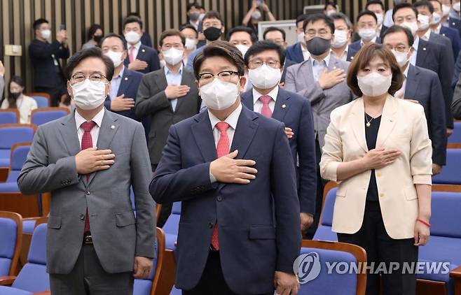 국민의례하는 권성동 원내대표와 의원들 (서울=연합뉴스) 하사헌 기자 = 국민의힘 권성동 원내대표와 의원들이 지난 4일 오전 서울 여의도 국회에서 열린 긴급의원총회에서 국민의례를 하고 있다. 2022.7.4 [국회사진기자단] toadboy@yna.co.kr