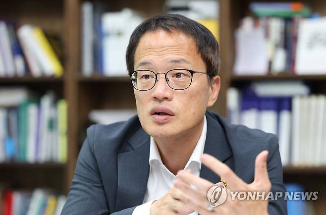 박주민 의원, 연합뉴스와 인터뷰 (서울=연합뉴스) 하사헌 기자 = 당 대표 선거 출마를 선언한 더불어민주당 박주민 의원이 서울 여의도 국회 의원회관에서 연합뉴스와 인터뷰하고 있다. 2022.7.11 toadboy@yna.co.kr