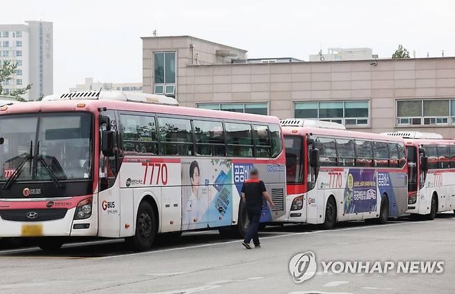 파업 돌입한 경진여객 (수원=연합뉴스) 홍기원 기자 = 경기 수원지역에서 서울 등으로 오가는 광역버스 160여 대를 운행하는 경진여객 노조가 파업에 돌입한 11일 오전 경기도 수원시 권선구 차고지에 버스들이 주차돼 있다. 2022.7.11 xanadu@yna.co.kr