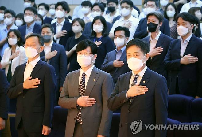 국기에 경례하는 김주현 신임 금융위원장 (서울=연합뉴스) 김승두 기자 = 김주현 신임 금융위원장(앞줄 오른쪽)이 11일 정부서울청사에서 열린 취임식에서 국기에 경례하고 있다. 2022.7.11 kimsdoo@yna.co.kr