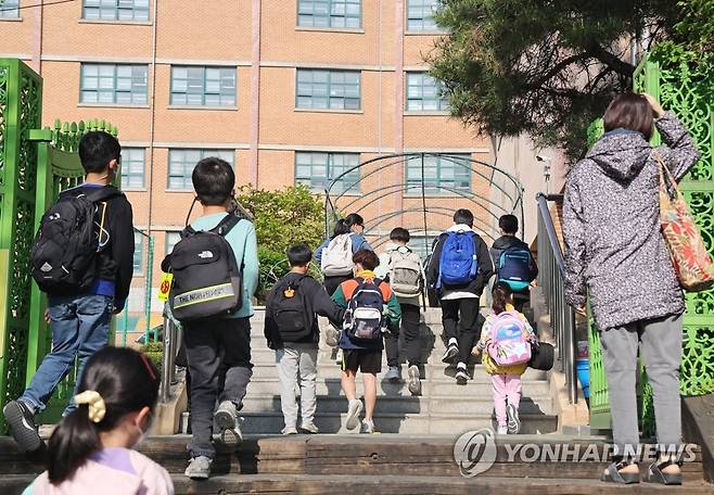 학교 새 방역 지침은? (서울=연합뉴스) 류영석 기자 = 교육부가 전국 학교에 거리두기 해제와 일상 회복에 맞는 새 방역지침을 발표할 예정인 20일 서울의 한 초등학교에서 학생들이 등교하고 있다. 2022.4.20 ondol@yna.co.kr