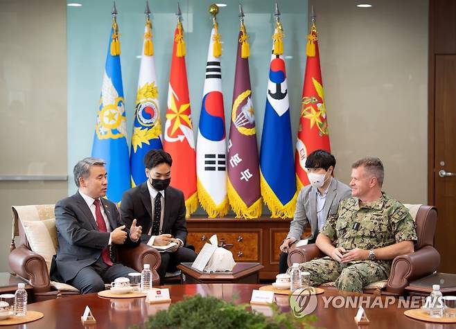 이종섭 장관, 미 태평양함대사령관 접견 (서울=연합뉴스) 이종섭 국방부 장관(왼쪽)이 21일 오후 서울 용산 국방부 청사에서 사무엘 파파로 미국 태평양함대사령관(오른쪽)을 접견하고 있다. 2022.6.21 [국방부 제공. 재판매 및 DB 금지] photo@yna.co.kr