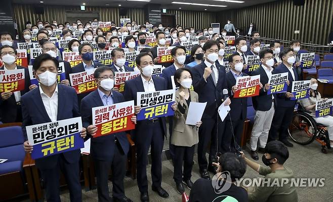 민주당, '민생외면·권력사유화' 윤석열 정부 규탄한다! (서울=연합뉴스) 이정훈 기자 = 11일 오후 국회에서 열린 더불어민주당 의원총회에서 우상호 비상대책위원장과 박홍근 원내대표 등 참석 의원들이 '윤석열 정부 민생외면 규탄! 권력 사유화 중단!' 피켓을 든 채 구호를 외치고 있다. 2022.7.11 [국회사진기자단] uwg806@yna.co.kr