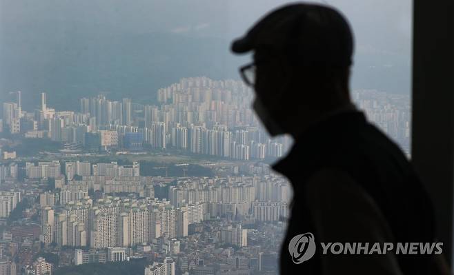 서울 강남, 송파 일대의 아파트 모습 (서울=연합뉴스) 류효림 기자 = 한국부동산원의 통계에 따르면 강남구 아파트값은 4주 연속 보합을 유지하다가 지난달 마지막 주(지난 4일 조사 기준)에 0.01% 떨어지며 4개월 만에 하락으로 돌아섰다. 사진은 11일 서울 송파구 서울스카이 전망대에서 바라본 강남, 송파 일대 아파트 모습. 2022.7.11 ryousanta@yna.co.kr