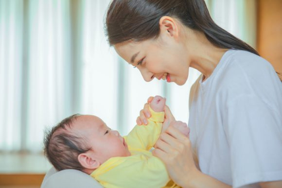 아기가 옹알이를 할 때 어른들이 적극적으로 대응해주는 것이 아기들의 의사소통 능력 개발에 큰 도움을 줄 수 있다 [사진=게티이미지뱅크]