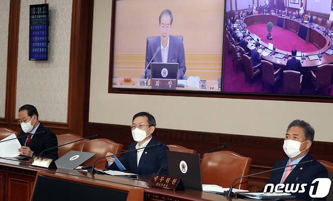 박진 외교부 장관(오른쪽부터)과 이종호 과학기술정보통신부 장관, 권영세 통일부 장관이 12일 서울 종로구 세종대로 정부서울청사에서 열린 영상 국무회의에서 한덕수 국무총리의 모두발언을 듣고 있다. 2022.7.12/뉴스1 © News1 김명섭 기자