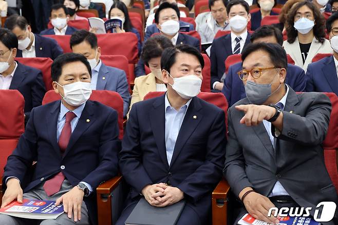 안철수 국민의힘 의원과 정진석 국회부의장이 12일 서울 여의도 국회의원회관에서 열린 위기를 넘어 미래로, 민·당·정 토론회에서 대화를 나누고 있다. (공동취재) 2022.7.12/뉴스1 © News1 허경 기자