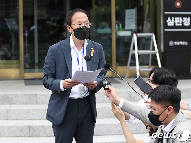 박주민 더불어민주당 의원이 12일 오후 서울 종로구 헌법재판소 대심판정에서 열린 '검수완박' 법안으로 불리는 검찰청법·형사소송법 개정안 권한쟁의심판 공개변론에 앞서 취재진의 질문을 받고 있다. 2022.7.12/뉴스1 © News1 송원영 기자