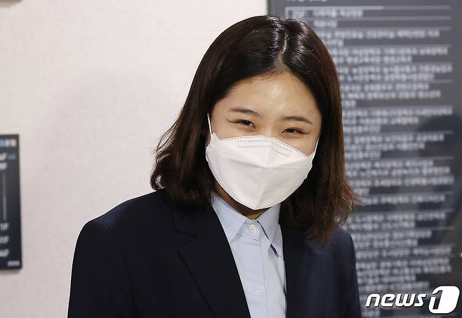 박지현 전 더불어민주당 비상대책위원장이 11일 오후 경기 수원시 영통구 경기도청 도지사 집무실에서 김동연 경기도지사와 비공개 회동을 마친 후 취재진의 질문에 답하고 있다. (공동취재) 2022.7.11/뉴스1 © News1 김영운 기자