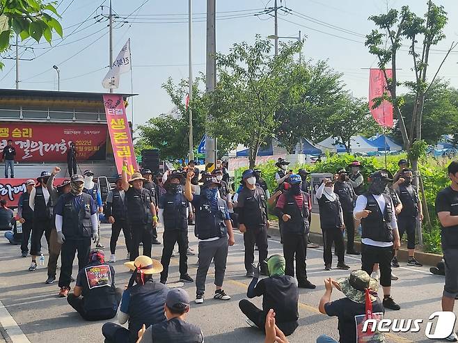 민주노총 공공운수노조 화물연대본부 전북본부(이하 화물연대)는 12일 전북 부안군 참프레 공장 앞에서 집회를 갖고 "참프레는 운임료를 인상하고, 노조 소속 화물노동자 탄압을 멈춰야 한다"고 촉구했다. 사진은 지난 9일 집회모습(화물연대 제공)2022.7.12/© 뉴스1