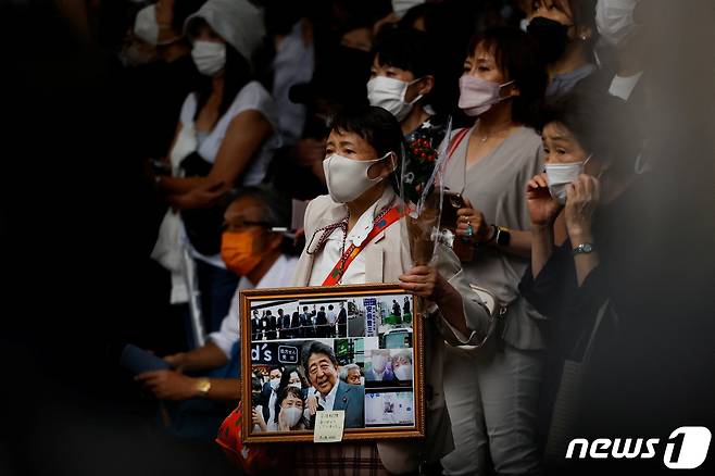 12일(현지시간) 故 아베 신조(安倍晋三) 전 일본 총리의 빈소가 마련된 일본 도쿄 미나토구 조조지 사찰에 일반 조문객들의 발길이 끊이질 않고 있다. © 로이터=뉴스1 © News1 유민주 기자