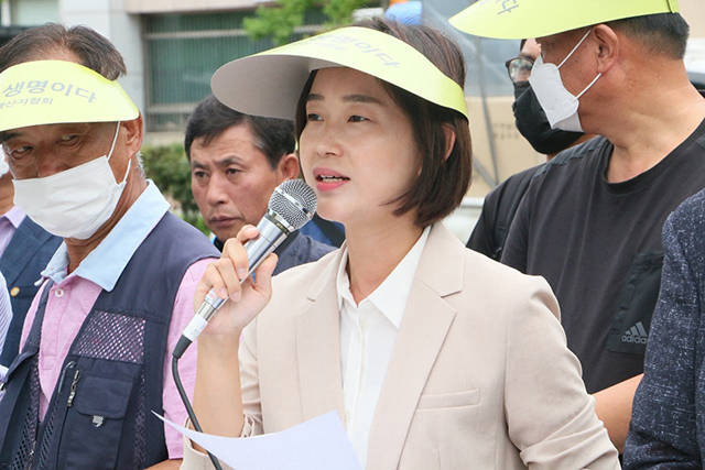 김재연 진보당 상임대표가 12일 오후 서울 용산 대통령 집무실 앞에서 열린 (사)전국쌀생산자협회(이하 쌀협회)가 주최하는 '영농 자재 인상분 전액지원, 쌀값 문제 해결을 촉구하는 쌀생산농가 기자회견'에 참석해 발언을 하고 있다. / 진보당 제공