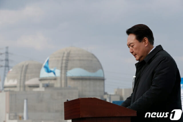 윤석열 대통령(당시 국민의힘 대통령선거 후보)이 지난해 경북 울진군 신한울원자력 발전소 3,4호기 부지에서 원전 관련 입장을 밝히고 있다.(사진=뉴스1)