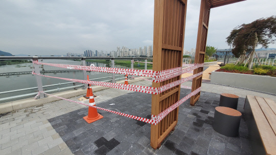 12일 오후 세종 보람동 금강보행교 서측에 접근을 막는 안전띠가 둘러져 있다. 지난 8일 해당 장소에서 여중생 2명이 난간에 올라 강물로 뛰어들려 한다는 신고가 접수됐다. 사진=조은솔 기자