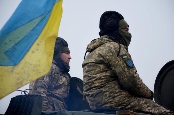 Service members of the 92nd Separate Mechanized Brigade of the Ukrainian Armed Forces take part in artillery drills at a shooting range in an unknown location in eastern Ukraine, in this handout picture released December 17, 2021. Picture released December 17, 2021. Press Service of the 92nd Separate Mechanized Brigade/Handout via REUTERS ATTENTION EDITORS - THIS IMAGE HAS BEEN SUPPLIED BY A THIRD PARTY. /REUTERS/뉴스1 /사진=뉴스1 외신화상