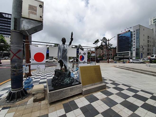 부산 동구 초량동의 일제강제징용 노동자상 뒤에 설치된 일장기 구조물. 김영동 기자