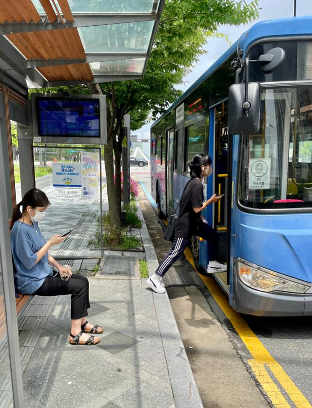 11일 세종시내 한 버스 정거장에서 승객이 버스에 오르고 있다. 세종에는 58개 노선에 300여 대의 버스가 운용되고 있지만, 심한 굴곡의 노선과 넓은 배차 간격 때문에 시민들이 버스 이용을 외면하고 있다.