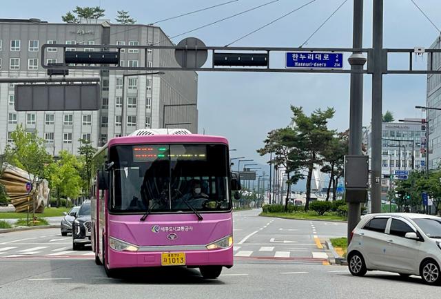 세종도시교통공사가 운용 중인 시내 버스가 세종 도심을 달리고 있다. 세종시는 공사를 포함한 민간 버스 운영사에 총운영비의 70%가 넘은 액수를 세금으로 보전했다. '대중교통 전면 무료화'할 경우 세종시는 나머지 부분을 추가로 부담해야 한다.