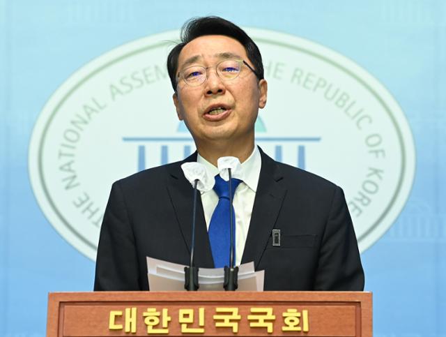 윤영찬 더불어민주당 의원이 12일 오전 국회 소통관에서 최고위원 출마 선언 기자회견을 하고 있다. 오대근 기자