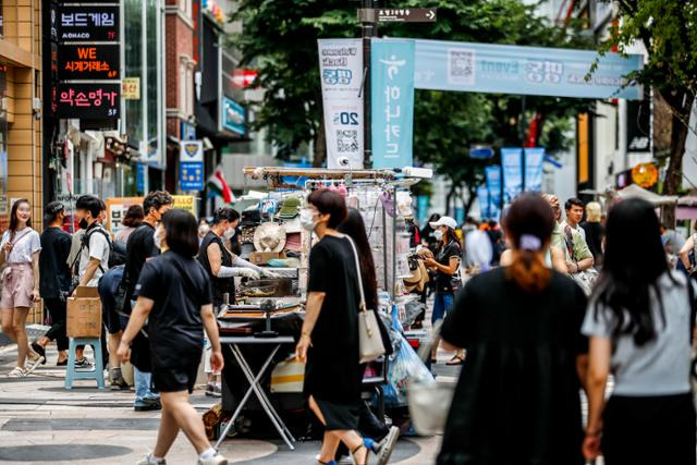 코로나19 신규 확진자가 늘어나고 있는 12일 오후 서울 중구 명동거리에서 마스크를 쓴 시민들이 이동하고 있다. 뉴시스